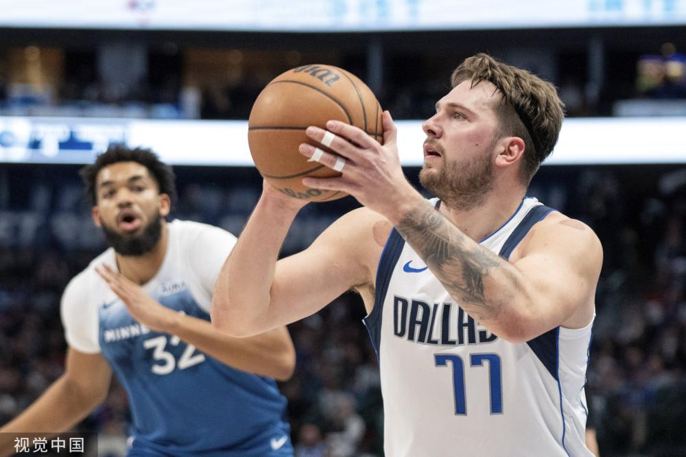 曼联旧将瓦伦西亚遇球迷跳桥轻生，最终成功劝阻其放弃自杀.